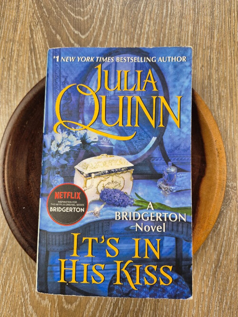 2/$20 It's In His Kiss Julia Quinn Whistledown Bidgerton Drama Romance  Book